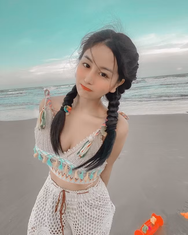 Cụ thể, một dân mạng đã hỏi xoáy Võ Ngọc Trân: "Đi đánh cầu hay đi chụp hình vậy chị?". Đứng trước lời cà khịa của netizen, hot girl Sài thành nhẹ nhàng đáp trả: "Cầu lông em ơi, sẵn tiện đi chụp mẫu đồ mới chị có bán nè! Kết hợp lại tốt mà".