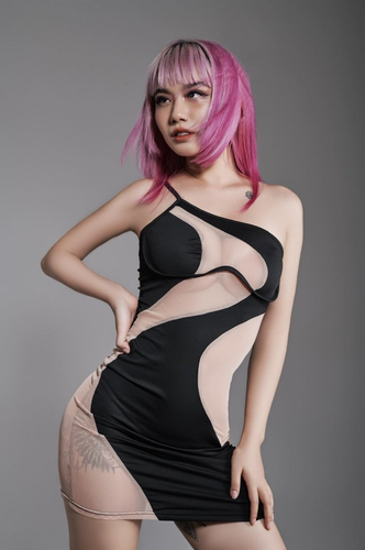 Mới đây, một đoạn clip ngắn trên nền tảng Reels của facebook về màn quấn khắn tắm nhảy "meo meo meo" của Linh Miu đang leo top trending.