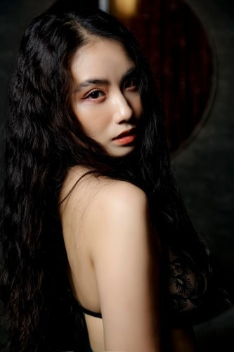 Linh Miu là fan cứng của các item váy áo cắt xẻ. Sau nhiều năm hoạt động showbiz, cô nàng vẫn giữ cho mình sắc vóc đẳng cấp.