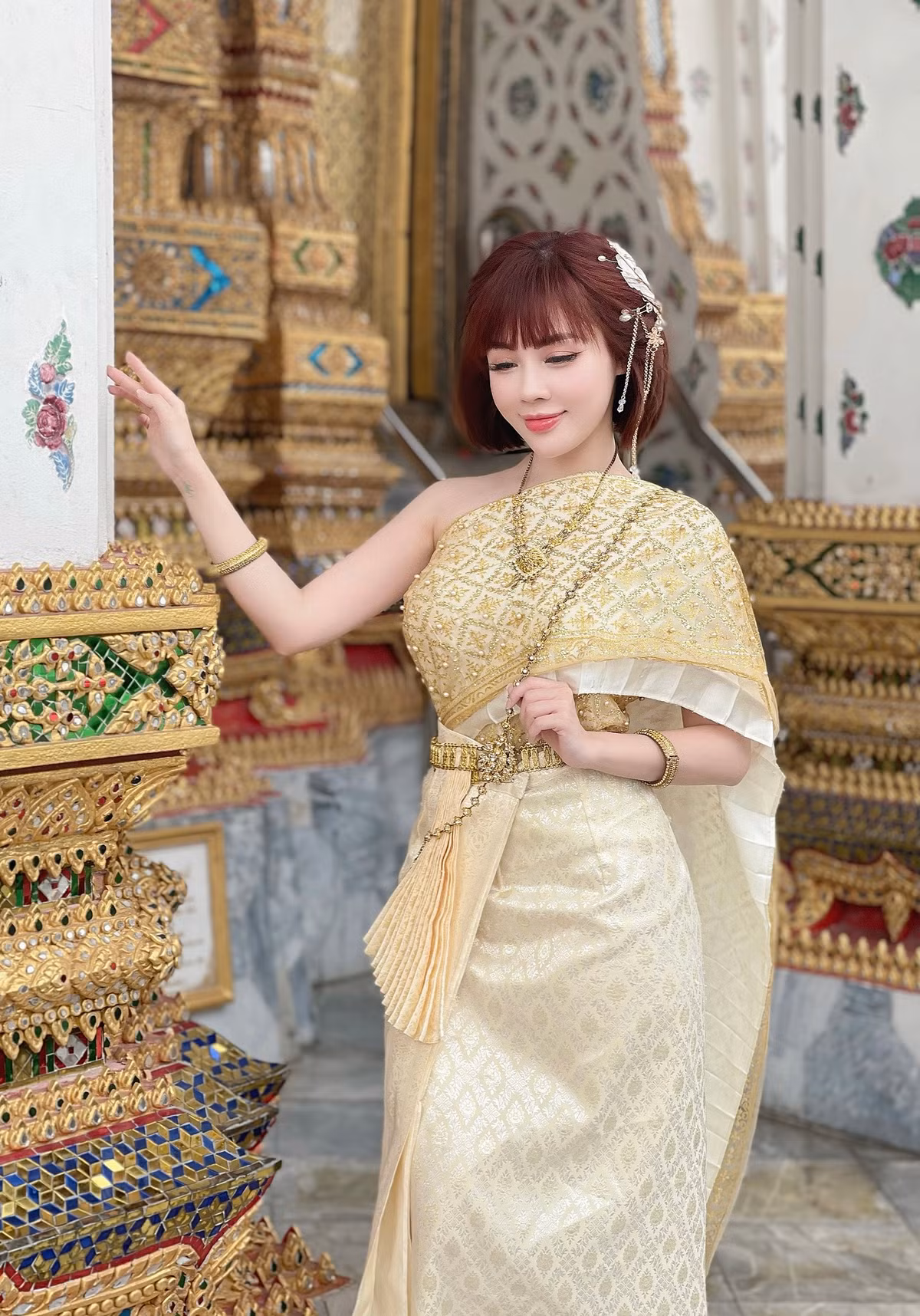 Phải công nhận rằng với đường cong hình thể xuất sắc, vòng nào ra vòng nấy ấn tượng và thần thái dịu dàng, Âu Hà My cứ lên đồ là đẹp như tranh vẽ.