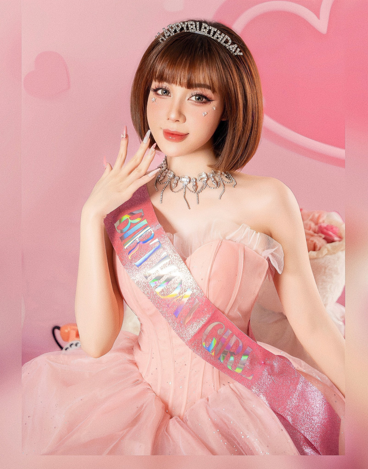 Nữ giảng viên quê Hà Nội luôn gây ấn tượng với người đối diện nhờ sở hữu khuôn mặt xinh xắn, trẻ trung cùng nụ cười rạng ngời.