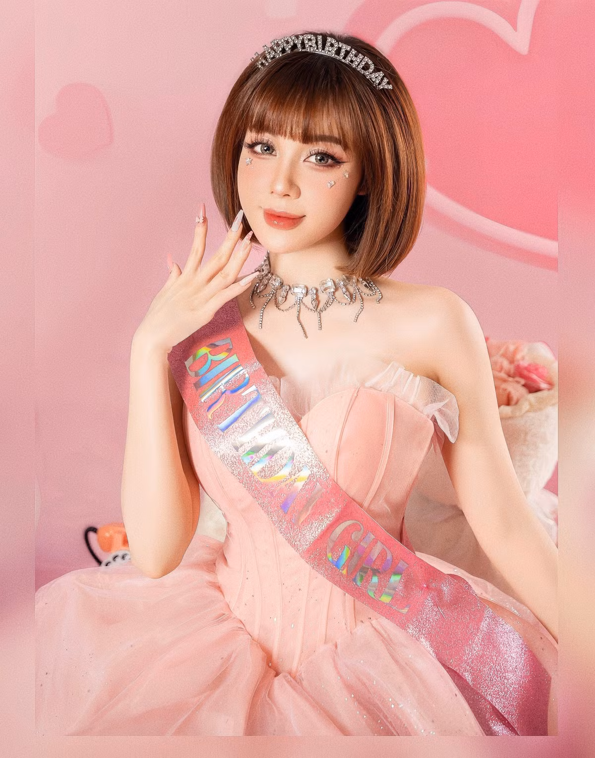 Nữ giảng viên quê Hà Nội luôn gây ấn tượng với người đối diện nhờ sở hữu khuôn mặt xinh xắn, trẻ trung cùng nụ cười rạng ngời.