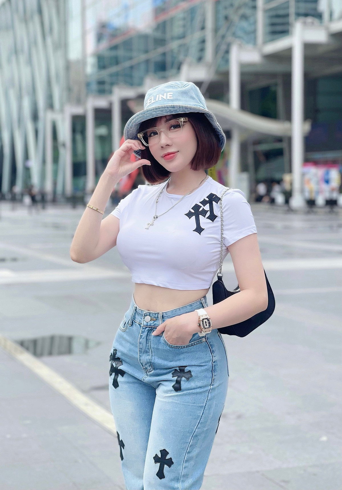 Âu Hà My được mệnh danh là cô giáo hot girl khi ngoại hình xinh đẹp, sống sang chảnh.
