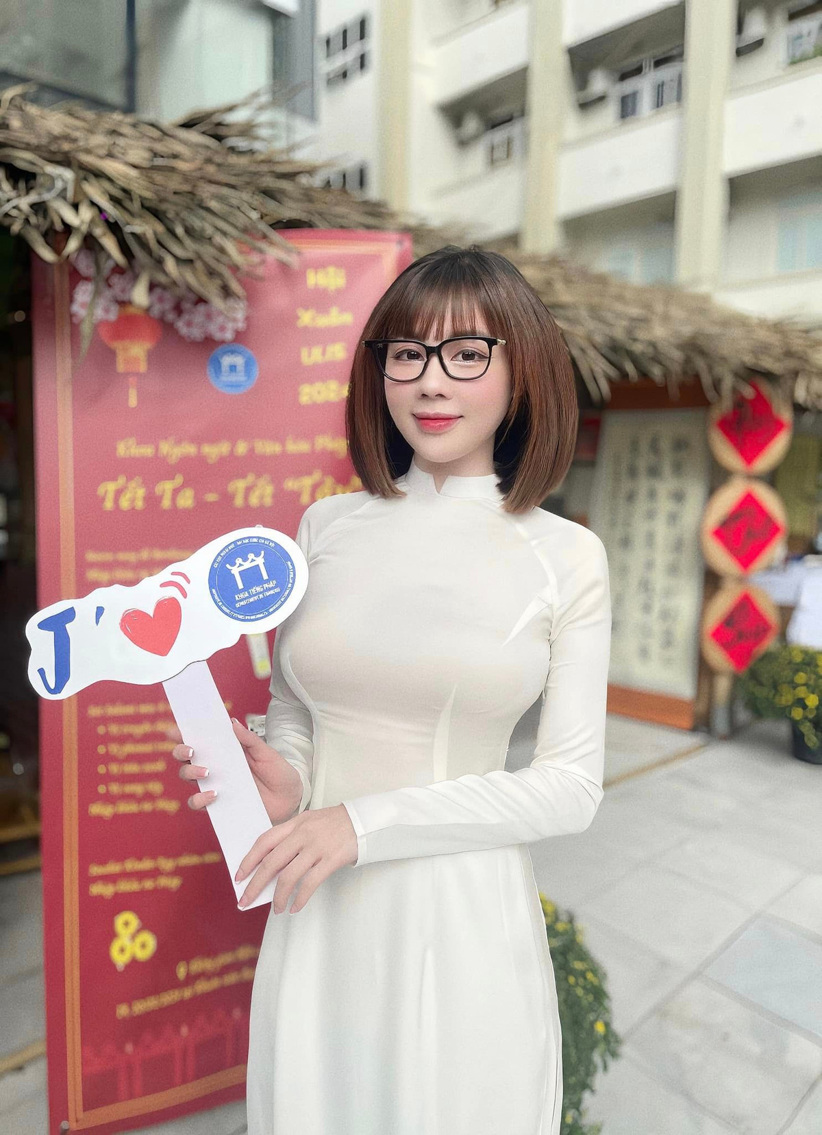 Trước đây, nữ giảng viên 29 tuổi từng tốt nghiệp Học Sư phạm Tiếng Pháp tại Trường Đại học Ngoại ngữ - Đại học Quốc gia Hà Nội.