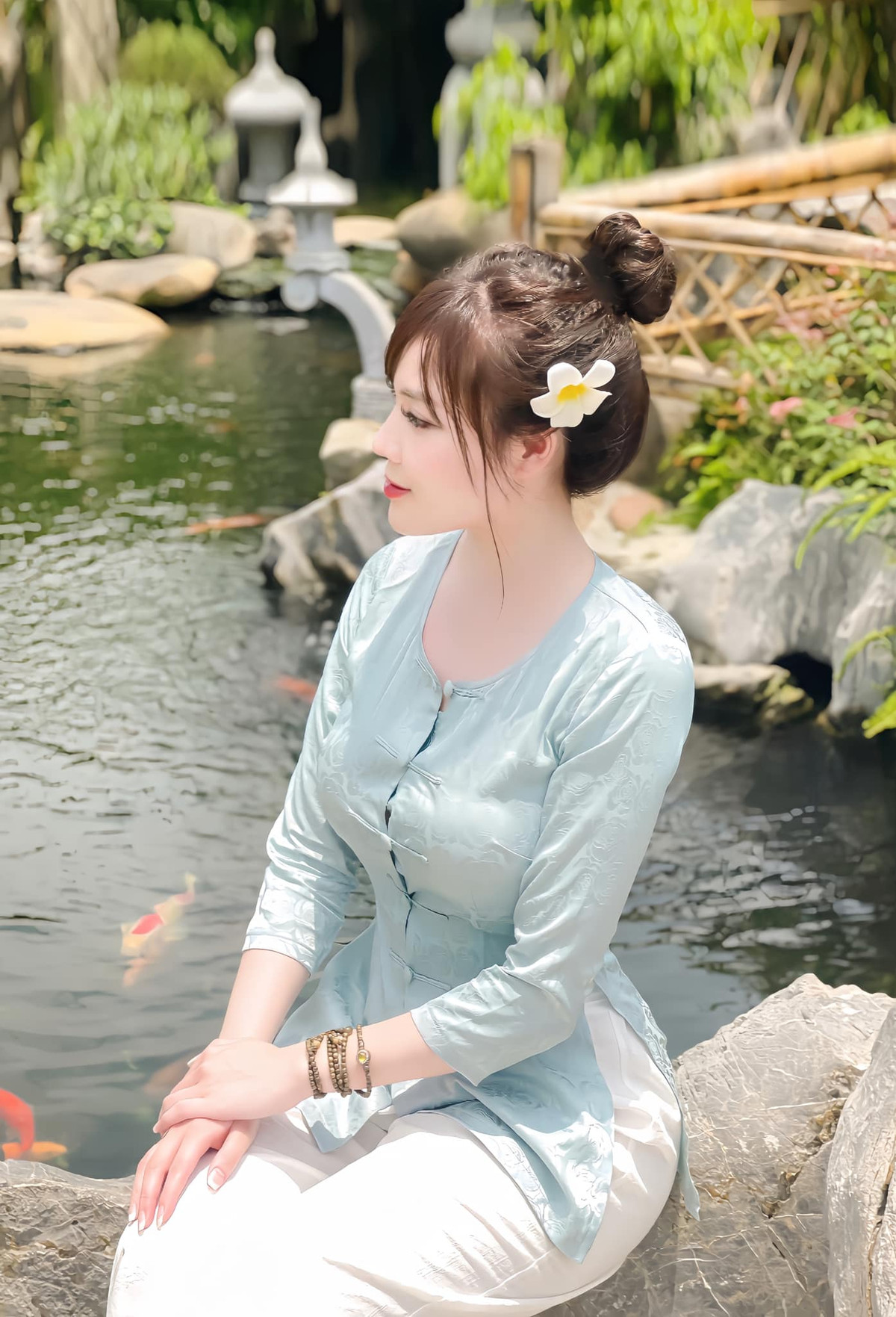 Nữ giảng viên xuất sắc khoe được thân hình đồng hồ cát ấn tượng dù chỉ diện áo dài trắng tinh khôi.