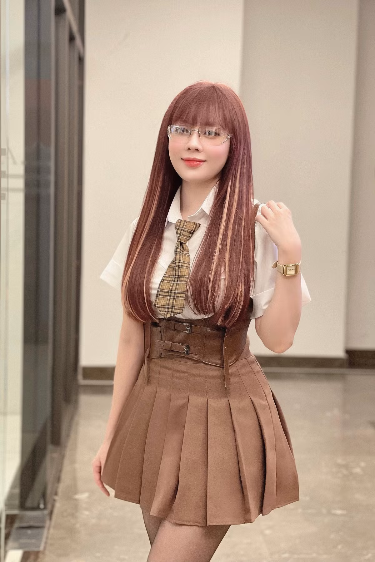 Nhưng nhìn tổng thể, ai cũng xuýt xoa bởi cô giáo hot girl ngày càng thăng hạng nhan sắc sau 3 năm ly hôn.