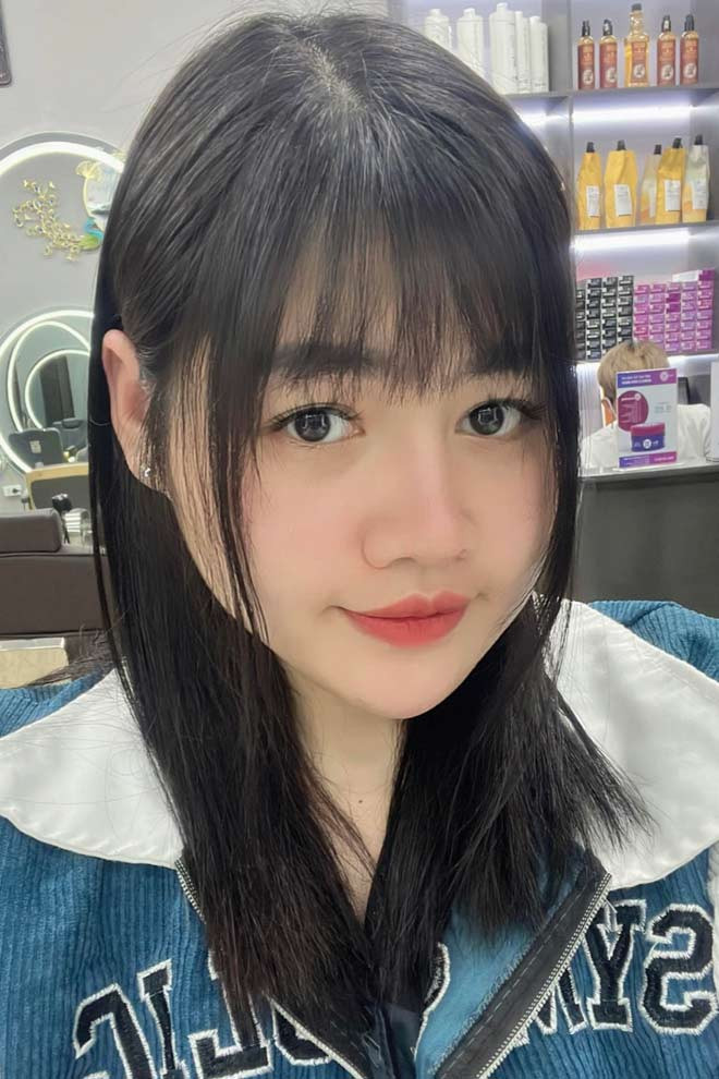 “Chỉ khi nào thèm đồ ăn vặt quá mình mới ra tự ra ngoài mua. Vài lần vô tình gặp bạn bè cùng lớp, mình ngại ngần đến mức phải tránh đi chỗ khác. Mỗi lần như vậy mình suy nghĩ nhiều lắm, cứ nghĩ, chẳng lẽ phải sống lẩn tránh cả đời”, Mai Phương chia sẻ.