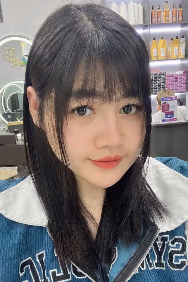 “Chỉ khi nào thèm đồ ăn vặt quá mình mới ra tự ra ngoài mua. Vài lần vô tình gặp bạn bè cùng lớp, mình ngại ngần đến mức phải tránh đi chỗ khác. Mỗi lần như vậy mình suy nghĩ nhiều lắm, cứ nghĩ, chẳng lẽ phải sống lẩn tránh cả đời”, Mai Phương chia sẻ.