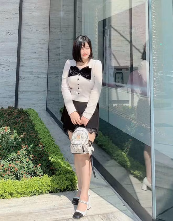 “Đánh bay” 32kg mỡ, Mai Phương “lột xác” hoàn toàn, xinh xắn và thon gọn hơn. Sau 9 năm sống trong mặc cảm, tự ti vì ngoại hình béo phì, cô nàng đã dám diện những chiếc váy siết eo khoe vòng 2 nhỏ nhắn. Đối với Phương, đó là niềm hạnh phúc khó nói thành lời.