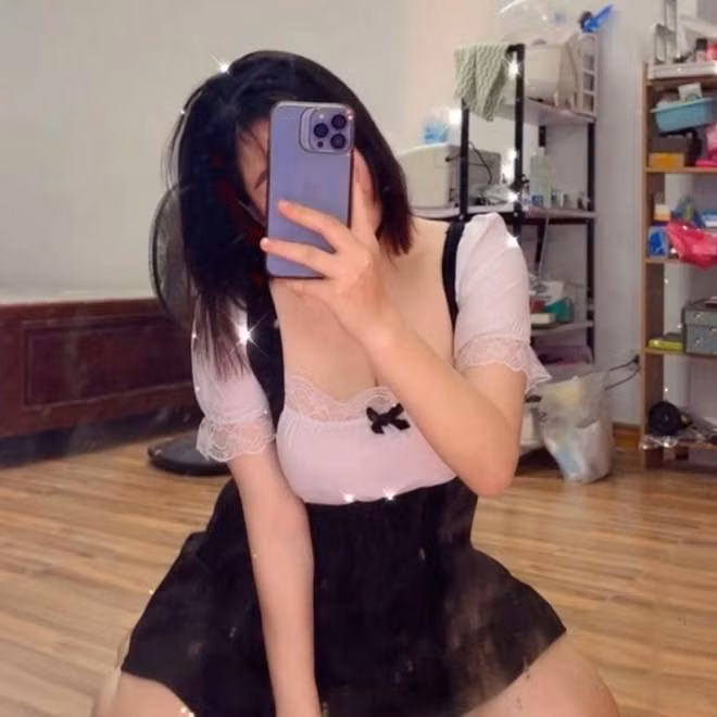 Qua mạng xã hội, Mai Phương quen được một chàng trai – đó là mối tình đầu của cô. Chàng trai ấy dành cho cô nhiều lời ngon tiếng ngọt, nói yêu cô ngay cả khi cô béo mập. Tưởng đâu có được tình yêu đẹp, nào ngờ, Mai Phương bị mối tình đầu lừa cả tình cảm lẫn tiền bạc.