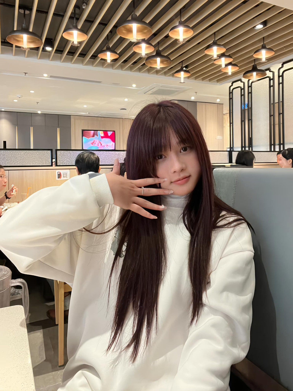 Qua tay các "chuyên gia AI", Lyly Sury từ cô gái diện đồ "kín cổng cao tường" hoá hot girl quyến rũ, khoe vòng 1 gợi cảm chỉ trong "nháy mắt".