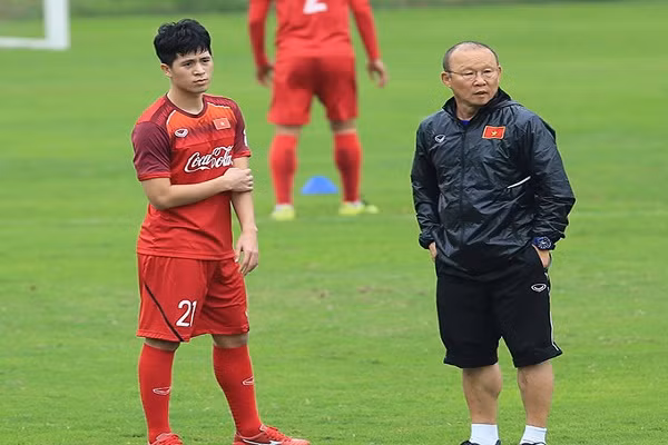 Mat Dinh Trong, HLV Park Hang-seo xoay so the nao?