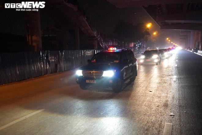 Đoàn xe bảo vệ của BTL tập luyện dẫn đoàn trong đêm.