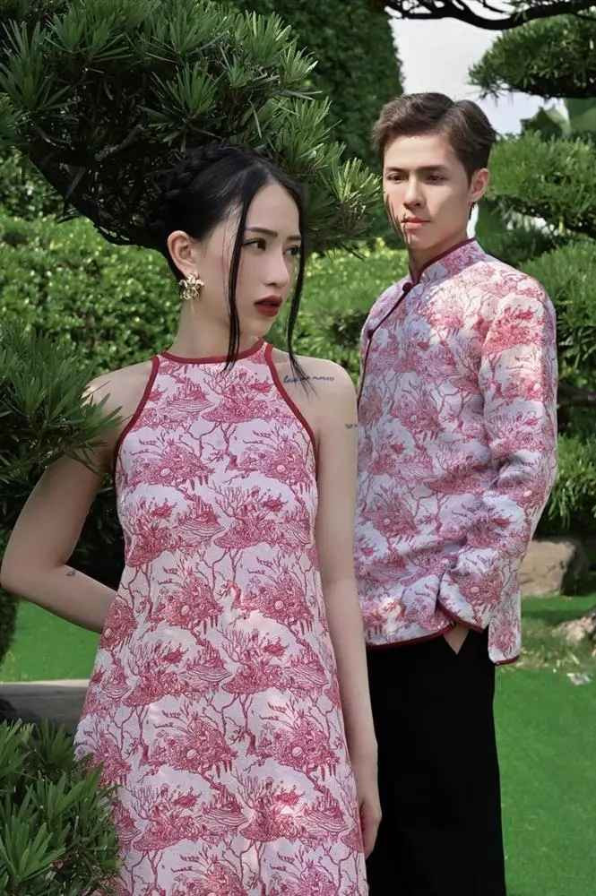 Mỗi lần lên sóng, vợ chồng con gái Minh Nhựa lại chọn một concept khác nhau, khi thì áo dài, khi thì dát toàn hàng hiệu.