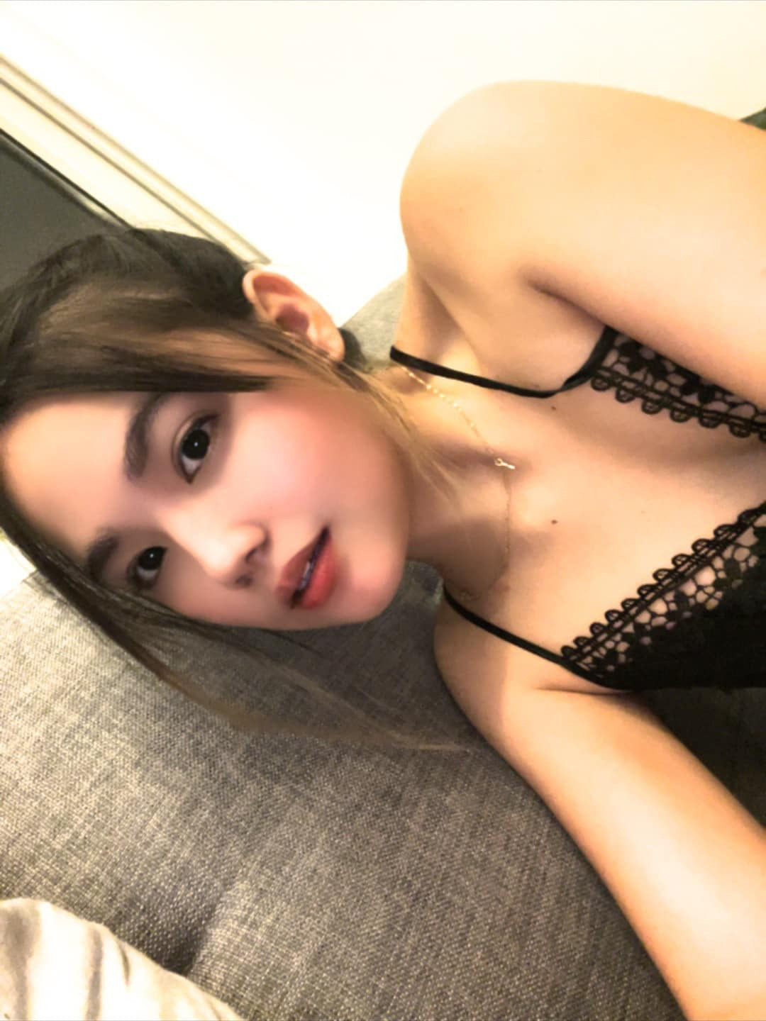 Được biết, nàng hot girl vừa xuất hiện với phiên bản Pikachu có tên Frincess. Cô nàng xây dựng định hướng phong cách gợi cảm, quyến rũ.