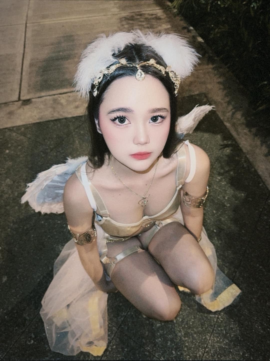 Không thể phủ nhận rằng hot girl này đã thu hút sự chú ý lớn từ cộng đồng mạng, với hàng triệu lượt xem và hàng nghìn bình luận về bộ trang phục cosplay độc đáo này.