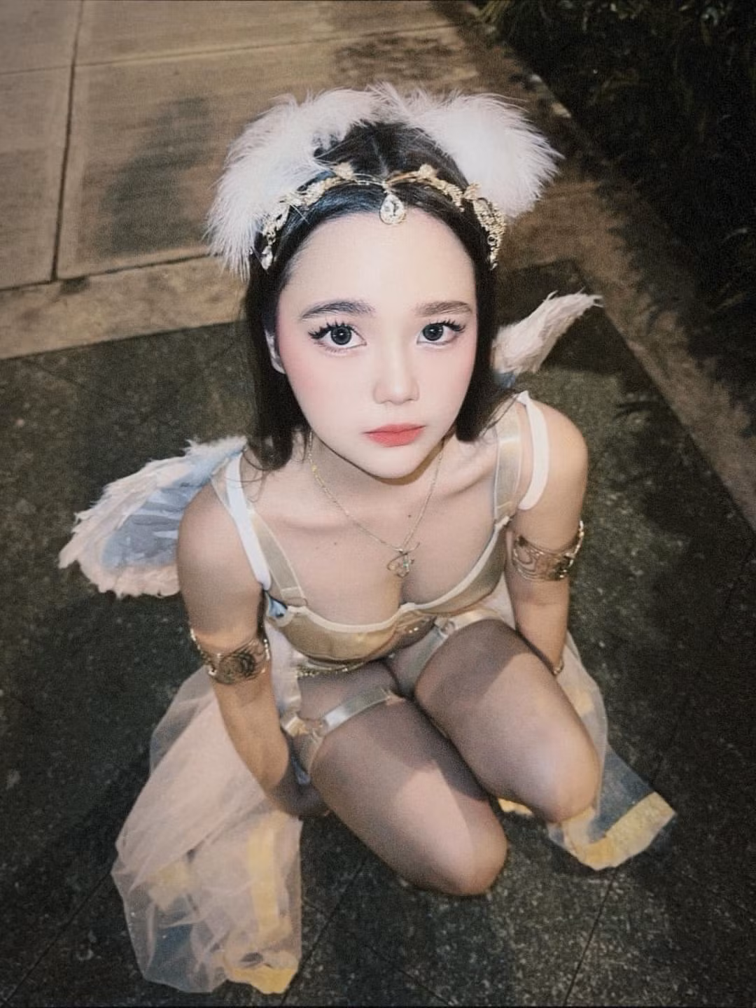 Không thể phủ nhận rằng hot girl này đã thu hút sự chú ý lớn từ cộng đồng mạng, với hàng triệu lượt xem và hàng nghìn bình luận về bộ trang phục cosplay độc đáo này.