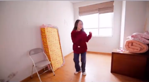 Căn nhà này vốn là background quen thuộc trong các video trên kênh YouTube của Khánh Vy. Tuy nhiên do thời gian sắp tới, gái xinh dự định sẽ đón bố mẹ tới cùng sinh sống nên cần tiến hành trang hoàng, decor sắp xếp lại mọi thứ.