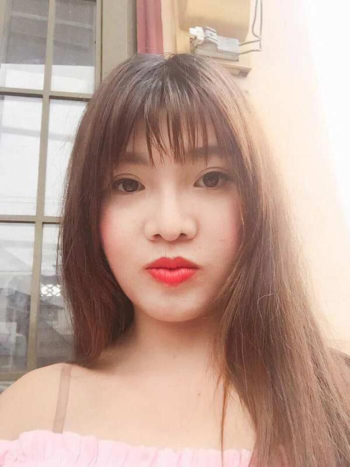 Con vẫn ở nhà với ông bà ngoại. Tuy nhiên sắp tới khi ổn định chỗ làm, công việc và kinh tế, mình sẽ đưa con gái vào Sài Gòn để học tập, sống gần mẹ hơn để tiện dạy dỗ con. Hai mẹ con sống xa nhau nhưng mình luôn cố gắng dành thời gian cho con nhiều nhất có thể.