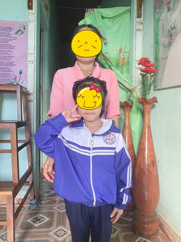 Cụ thể, khi được mẹ hỏi Giáng sinh này có ước điều gì không thì con gái Phượng “Thị Nở” lại chẳng đòi đồ chơi hay quần áo đẹp mà lại dành gần trọn điều ước cho gia đình riêng của mẹ: “Con ước con học giỏi và em Bắp mau lớn, mẹ được khỏe mạnh và ba đi làm có tiền nuôi hai con.”