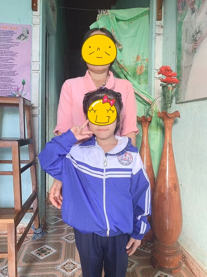 Cụ thể, khi được mẹ hỏi Giáng sinh này có ước điều gì không thì con gái Phượng “Thị Nở” lại chẳng đòi đồ chơi hay quần áo đẹp mà lại dành gần trọn điều ước cho gia đình riêng của mẹ: “Con ước con học giỏi và em Bắp mau lớn, mẹ được khỏe mạnh và ba đi làm có tiền nuôi hai con.”