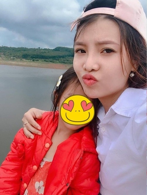 Sau khi đi bước nữa vào năm 2020, Quách Phượng cùng chồng đã đón chào sự ra đời của một bé trai vào năm 2021. Dù có gia đình mới nhưng hiện tượng mạng phẫu thuật thẩm mỹ này vẫn luôn dành sự quan tâm đặc biệt cho con gái riêng với chồng cũ.