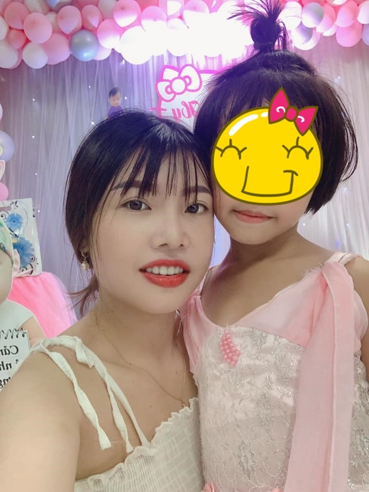 Trước câu trả lời này, mọi người không khỏi cảm thán, cô bé đã quá hiểu chuyện rồi. Có thể thấy, con gái Phượng "Thị Nở" có sự chín chắn hơn nhiều so với bạn bè cùng trang lứa, quan tâm đến mẹ và xem bố dượng không khác gì bố ruột mình.