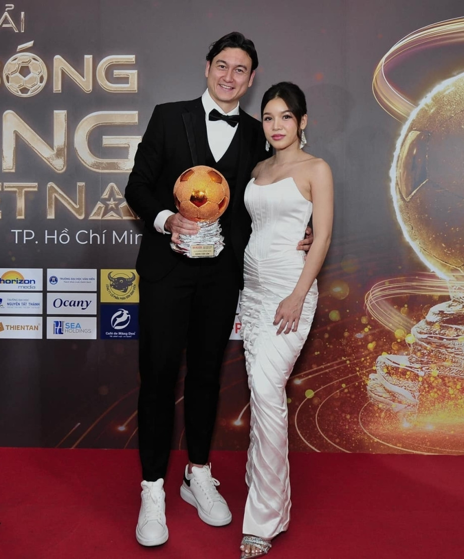 Với Văn Lâm, năm 2024 còn ý nghĩa khi lần đầu tiên anh có danh hiệu cá nhân. Hồi tháng 2, anh đưa Yến Xuân và gia đình đi dự gala trao giải Quả bóng vàng Việt Nam 2023.