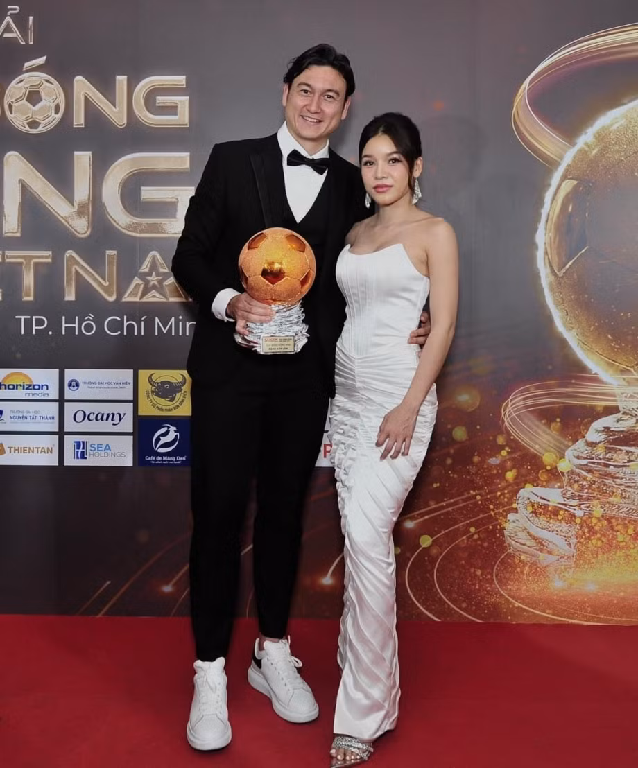 Với Văn Lâm, năm 2024 còn ý nghĩa khi lần đầu tiên anh có danh hiệu cá nhân. Hồi tháng 2, anh đưa Yến Xuân và gia đình đi dự gala trao giải Quả bóng vàng Việt Nam 2023.