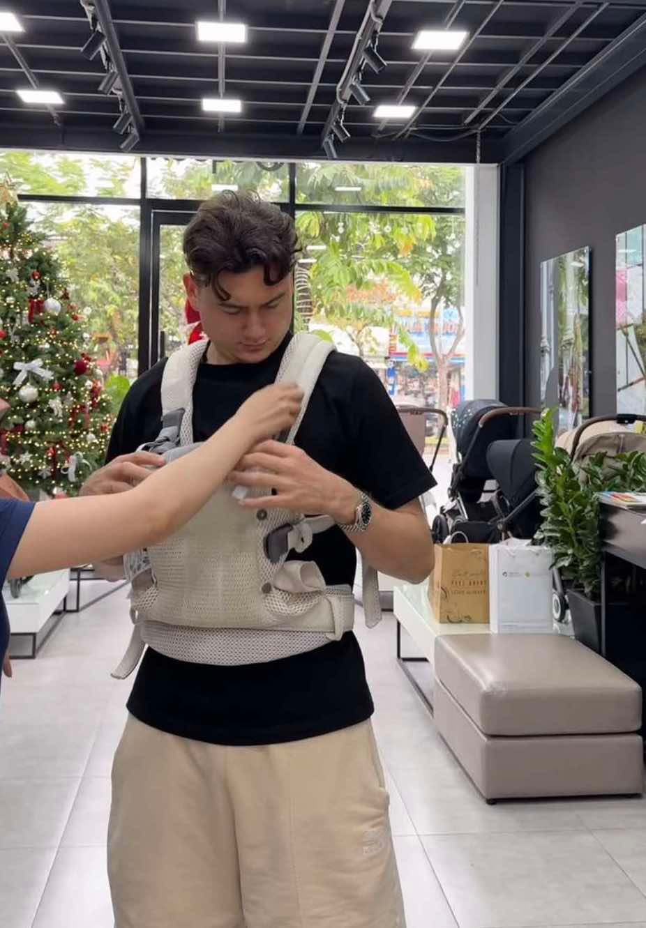 Cách đây vài ngày, vợ chồng Văn Lâm đã chia sẻ lại khoảnh khắc cùng nhau đi khám khi em bé được 21 tuần. Nam thủ môn đã tự lái xe sang đưa vợ bầu đi khám.