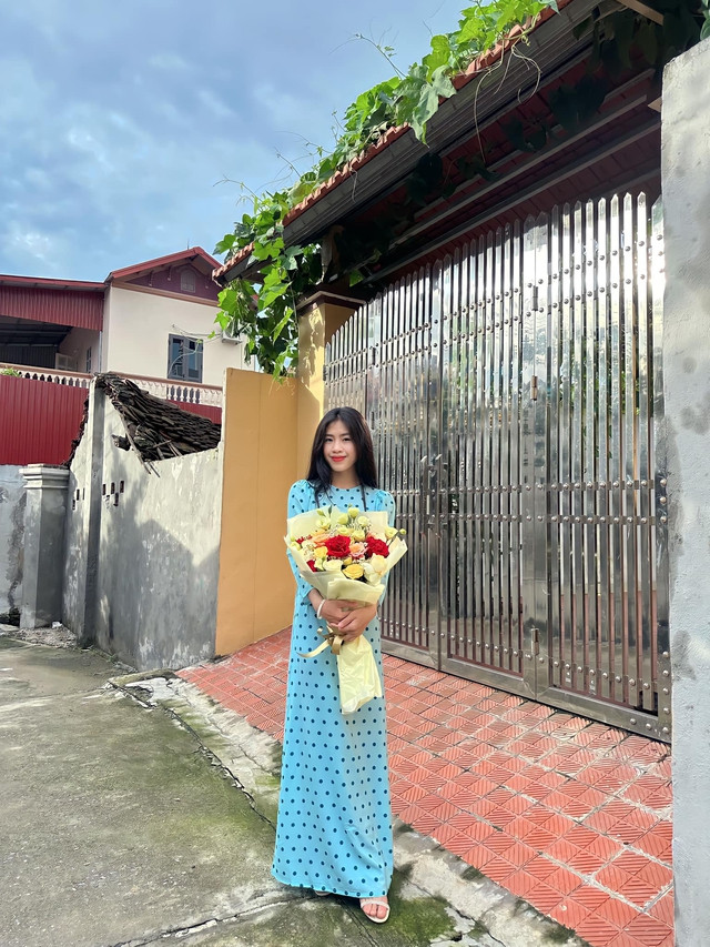 Trong thời gian nghỉ xả hơi, Thanh Nhã chia sẻ loạt hình cô mặc áo dài, trong thời điểm các nữ sinh hay giáo viên chuẩn bị trở lại mái trường để đón năm học mới.