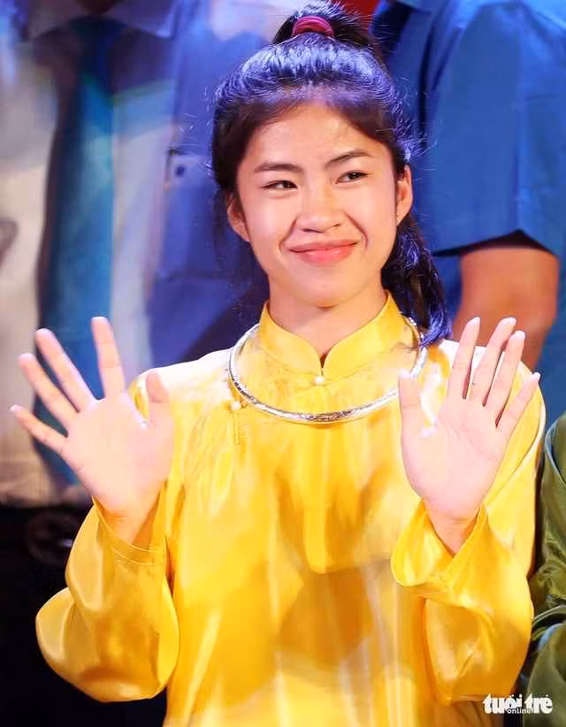 Khác với hình ảnh buộc tóc búi cao, chạy hăm hở không biết mệt mỏi trên sân cỏ, cô gái được ví như “nữ hoàng tốc độ” của tuyển nữ Việt Nam thướt tha với những tà áo dài truyền thống đầy duyên dáng.