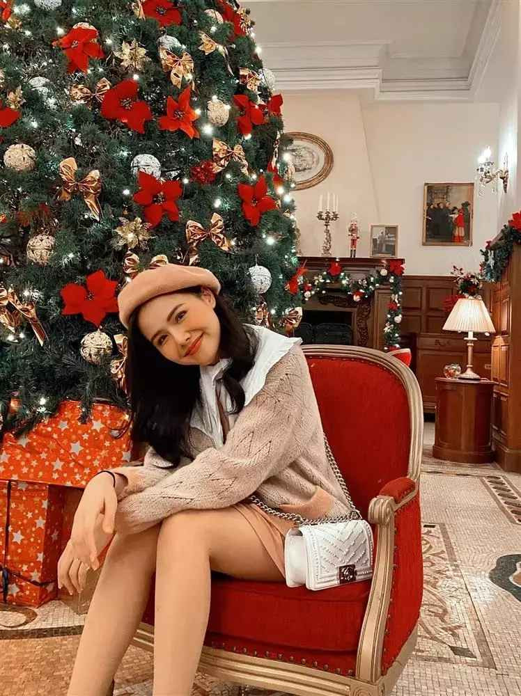 Phải thừa nhận rằng, Phanh Lee chuẩn là "yêu nữ hàng hiệu" bởi trong tủ đồ của cô nàng không thiếu những chiếc túi mà hội chị em mê mệt.