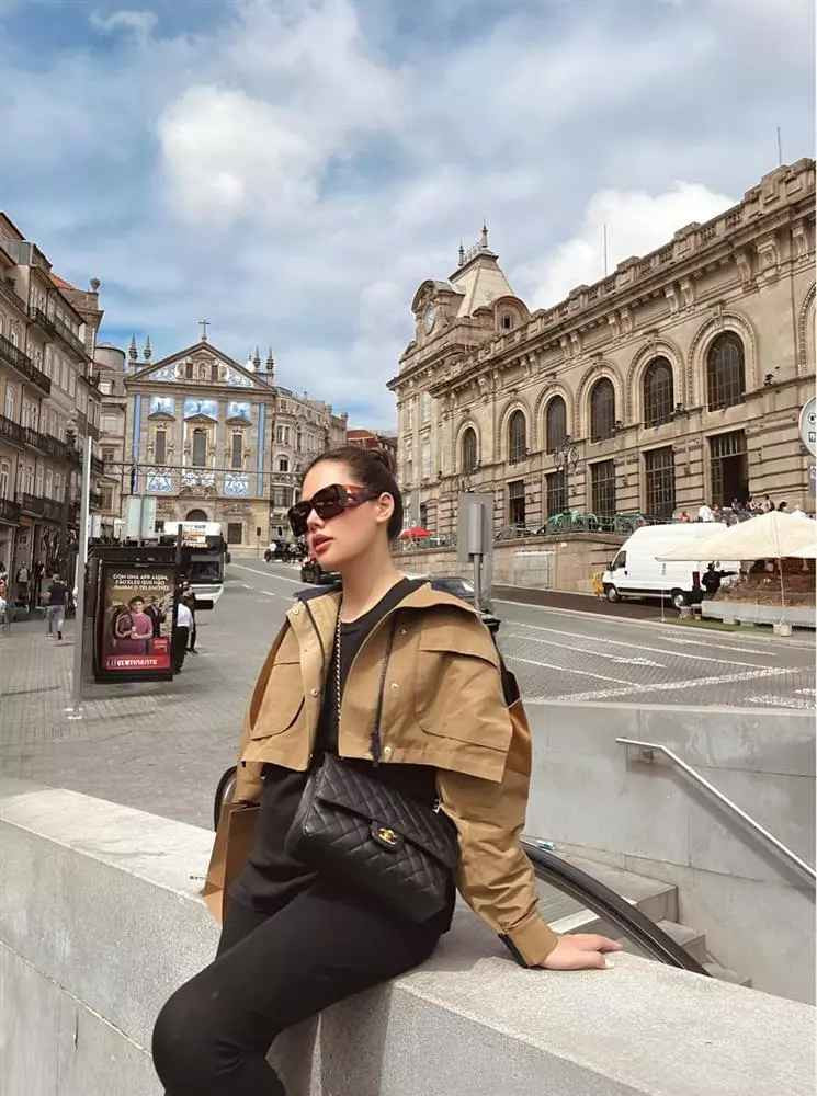 Theo đó, chiếc túi mà Phanh Lee mới khoe có giá khoảng 5.800 USD (hơn 130 triệu đồng). Sản phẩm được sáng tạo bởi Virginie Viard, tên gọi 22 bắt nguồn từ việc túi được tạo ra cho bộ sưu tập mùa xuân năm 2022 của thương hiệu.