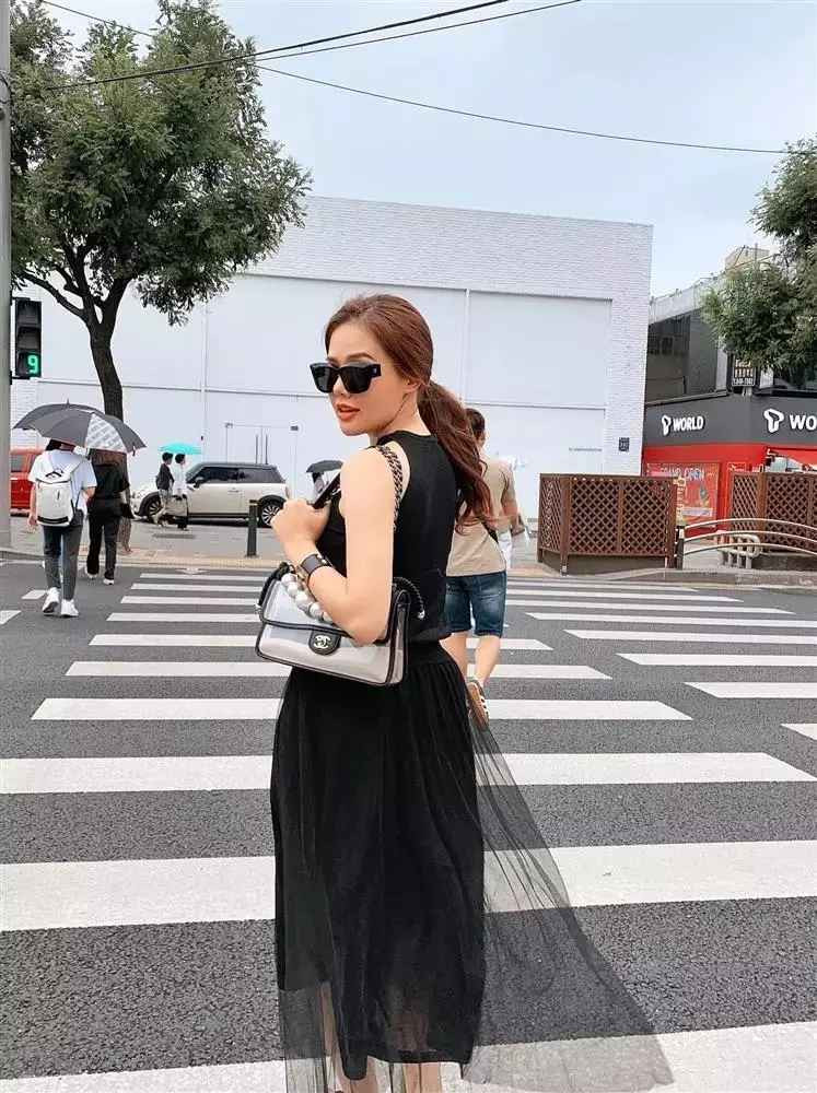 Trước đó, Phanh Lee đã sở hữu chiếc Chanel 22 màu trắng. Lý do "mẹ bỉm sữa" rút hầu bao tậu thêm chiếc túi cùng mẫu mã bởi ưu điểm của nó là vừa nhẹ vừa mềm lại còn "đựng được cả thế giới".