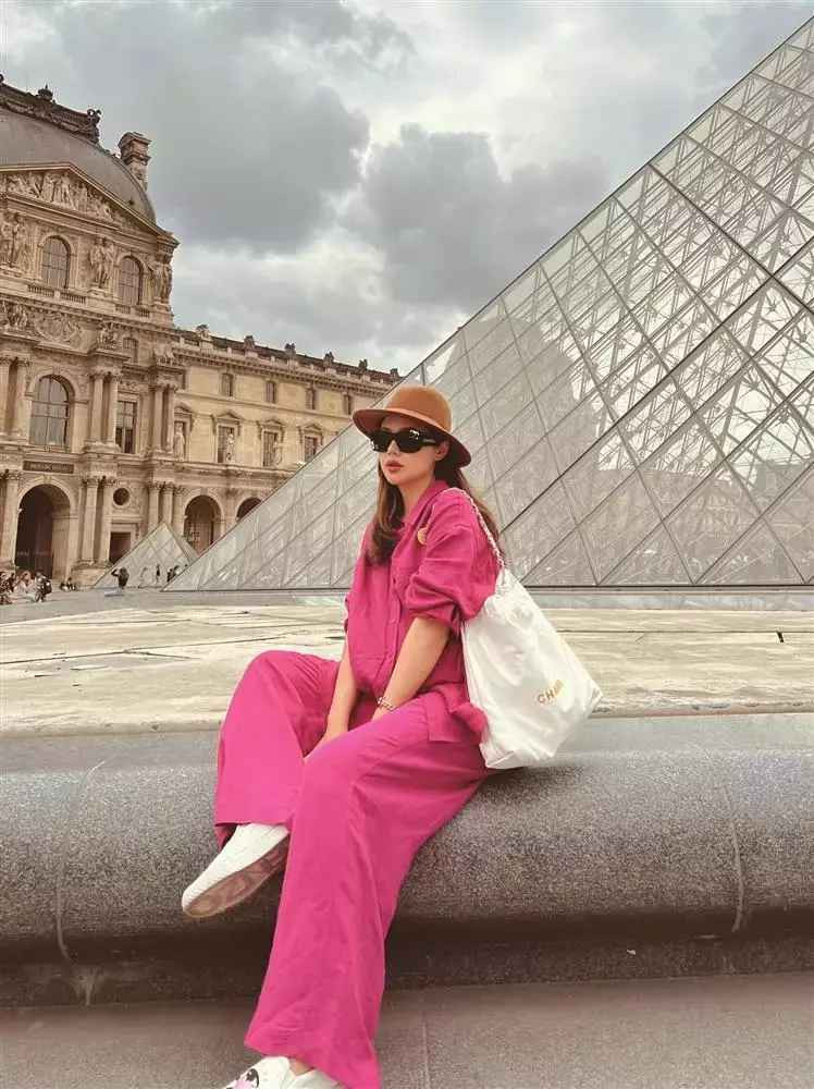 Trên story Facebook, nữ diễn viên Ghét Thì Yêu Thôi mới đây hào hứng khoe sở hữu liền lúc hai chiếc túi đắt đỏ đến từ thương hiệu Chanel.