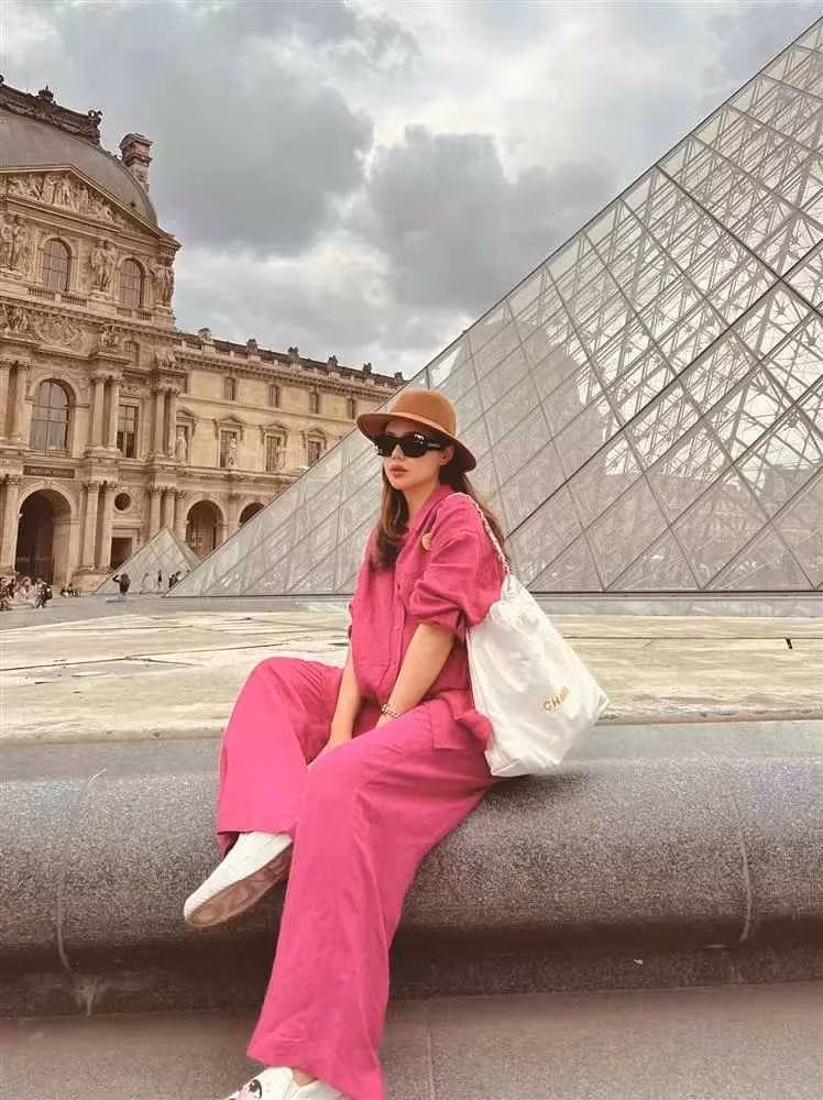 Trên story Facebook, nữ diễn viên Ghét Thì Yêu Thôi mới đây hào hứng khoe sở hữu liền lúc hai chiếc túi đắt đỏ đến từ thương hiệu Chanel.