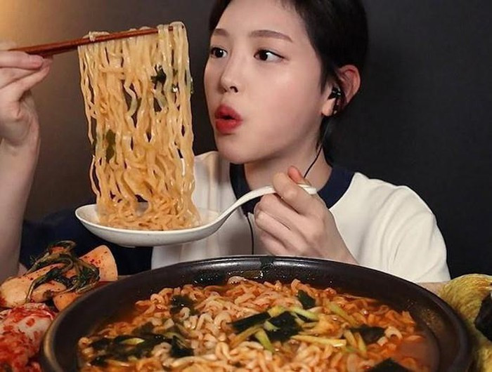 Boki là một cái tên mới tham gia làng Youtuber Mukbang nhưng nhanh chóng thu hút nhiều sự chú ý.