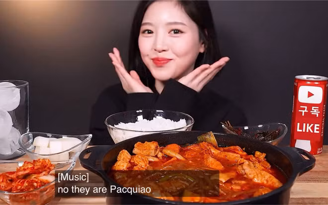 Ngay sau khi xuất hiện, cô nàng này được đặt biệt danh "thánh ăn Hàn Quốc". Ngay sau đó, tên tuổi của nữ chính cũng đã được tìm ra, đó là Moon Bok-hee (nick name Boki, 26 tuổi)