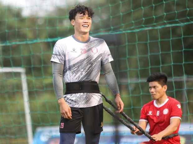 Thậm chí, Ngày còn nhỏ, Bùi Tiến Dũng phải dùng quả bưởi làm bóng để đá hay những quả bóng nhựa bị hết hơi thì nhét rác vào để đá.