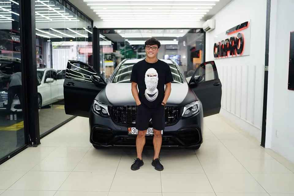 Bùi Tiến Dũng từng xuất hiện bên siêu xe của hàng loạt những hãng nổi tiếng.