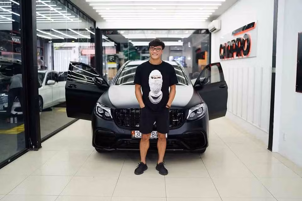 Bùi Tiến Dũng từng xuất hiện bên siêu xe của hàng loạt những hãng nổi tiếng.