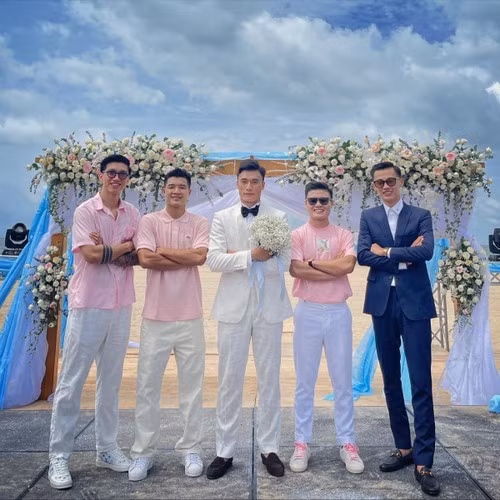 Ở tuổi 25, thủ môn Bùi Tiến Dũng đã sở hữu trong tay khối tài sản kếch xù. Ngoài ra, anh còn có niềm đam mê chơi đồ hiệu như diện quần áo giày dép hàng hiệu, đồng hồ đắt tiền hay cả siêu xe.