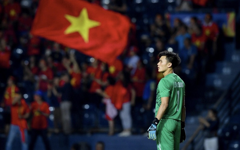 May mắn mỉm cười với Bùi Tiến Dũng khi anh gọi vào đội trẻ Thanh Hóa dưới sự tiếp quản của FLC. Kể từ đây, chuyên môn của anh ngày càng được nâng cao và cơ hội liên tục đến với chàng thủ môn 9X này.