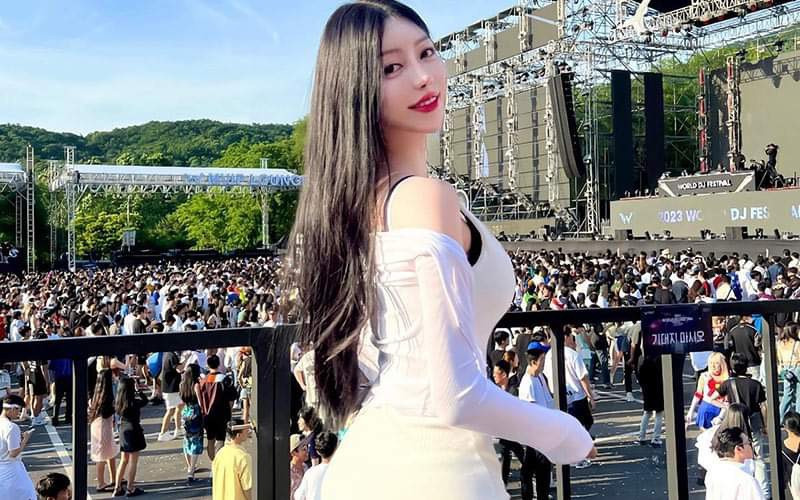 Cận cảnh chiếc vòng hai nhỏ nhắn chỉ bằng một gang tay của Jonna làm công chúng thả tim không ngừng, giúp cô thêm thu hút mọi ánh nhìn.