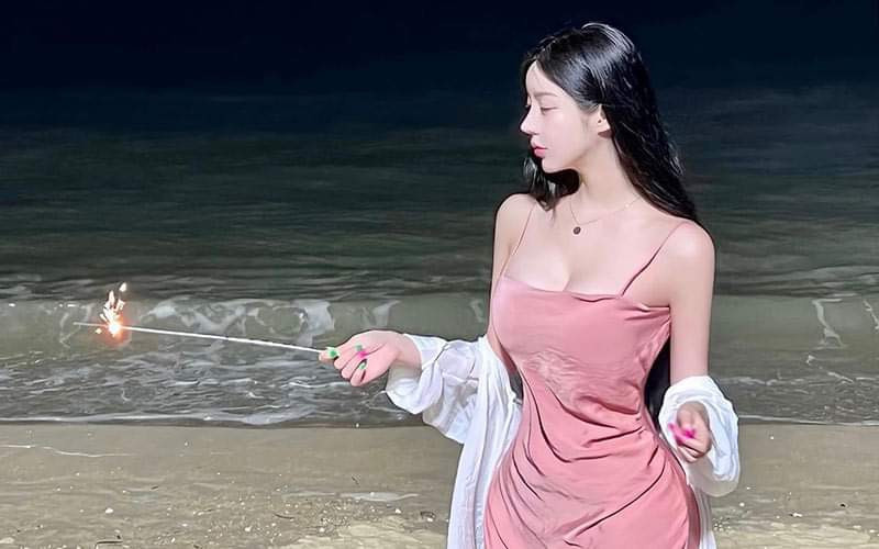 Jonna sở hữu chiếc eo siêu thực, làm hàng triệu cô gái mong muốn có được để sở hữu một tỷ lệ hình thể trong mơ này.