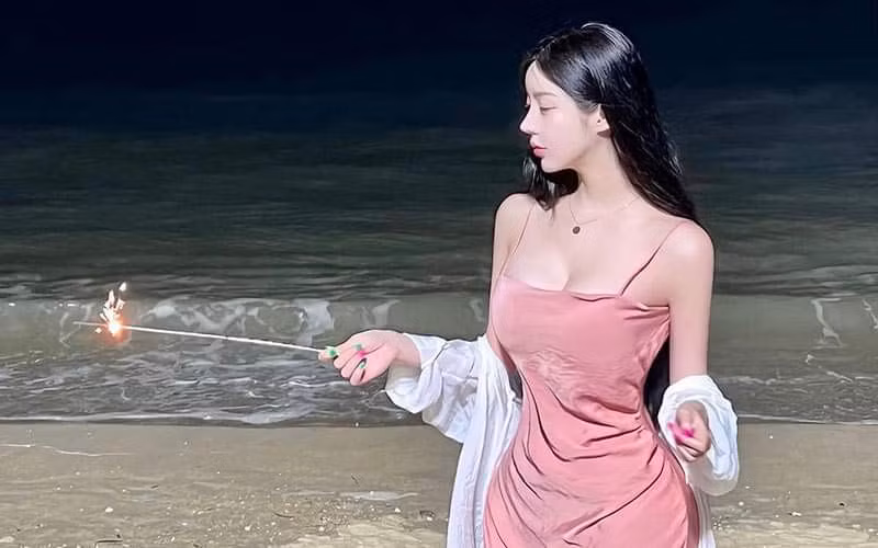 Jonna sở hữu chiếc eo siêu thực, làm hàng triệu cô gái mong muốn có được để sở hữu một tỷ lệ hình thể trong mơ này.