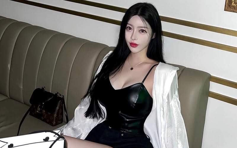 Jonna luôn tự tin phô diễn đường cong và những điểm mạnh trong hình thể của cô nhất, đây được xem là cách khai thác hình ảnh và nhan sắc khá khôn khéo.