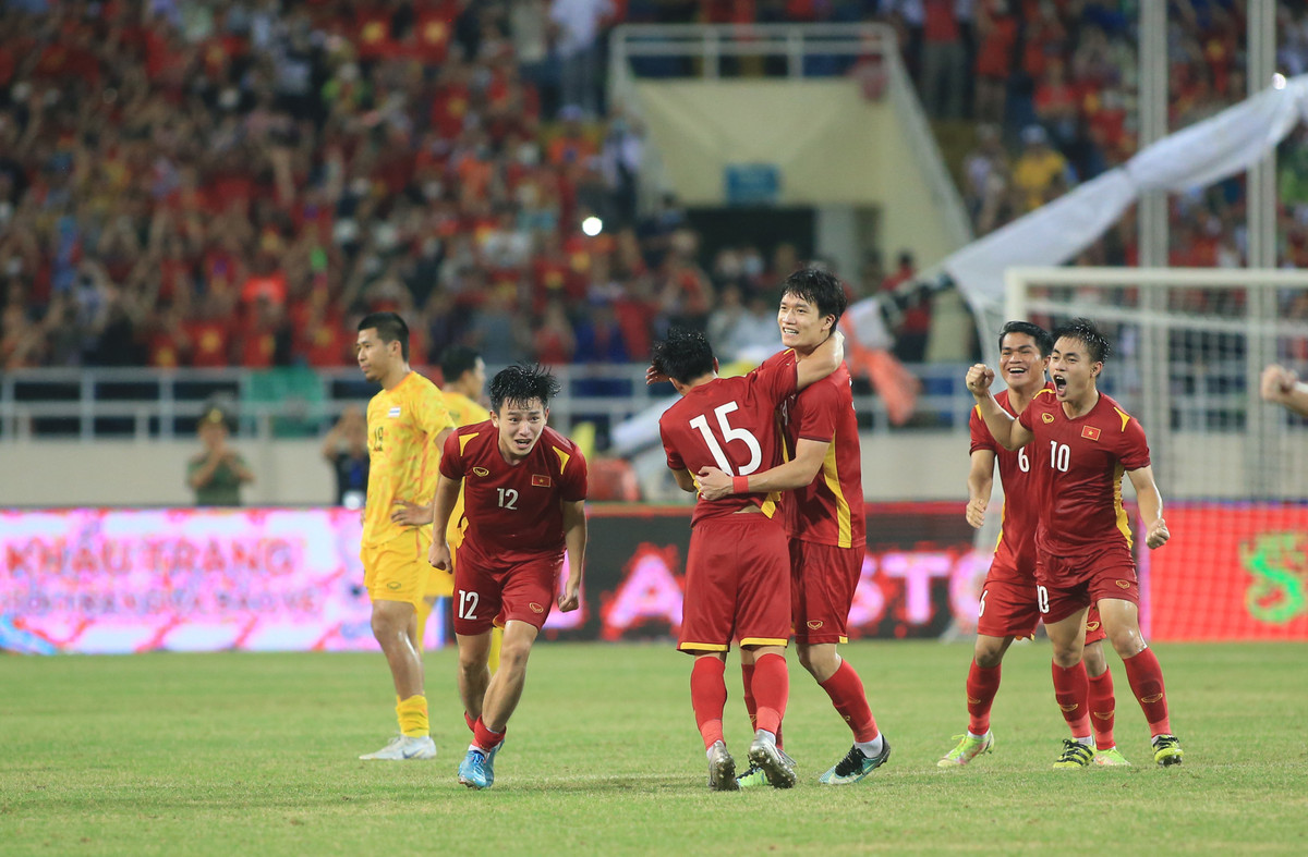 Trước đó tại SEA Games 2003, thế hệ Phạm Văn Quyến đã để thua Thái Lan 1-2 tại chung kết, qua đó lỡ hẹn tấm HCV.