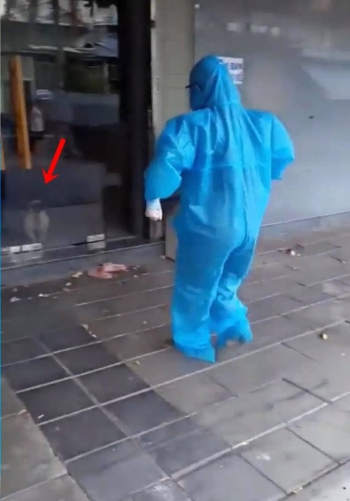 Mặc kệ việc chú cún đang bị nhốt bên trong, sủa không ngừng và cũng tỏ vẻ khá “bức xúc” khi bị người khác “cà khịa”, những nhân viên lấy mẫu lại càng thích thú trêu chọc nó hơn.